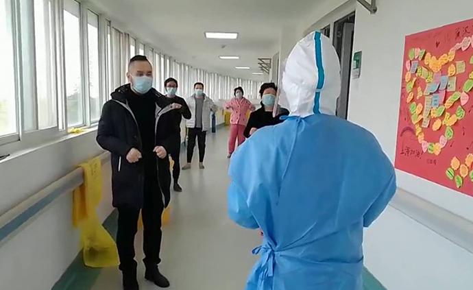 新冠肺炎患者躺床上不敢动，上海护士在武汉帮他们康复训练