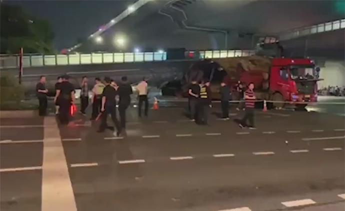超高货车撞塌杭州市区天桥，2司机涉过失损坏交通设施被公诉