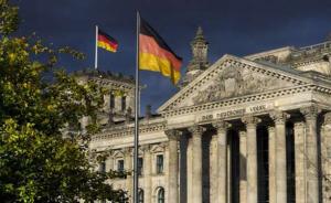 英媒：两名中国游客在德国国会大厦门口行纳粹礼被拘捕
