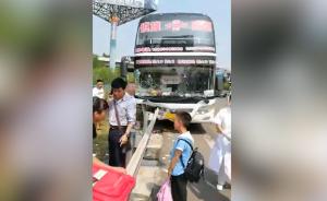 客車高速上撞護(hù)欄,全車被貫穿7人受傷