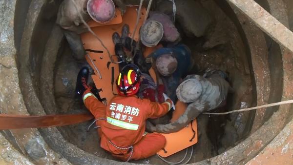 云南罗平县一工人坠井， 腰腿严重受伤