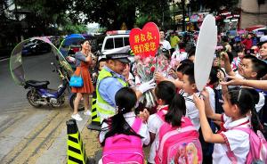重庆58岁“网红”警察重返小学执勤，市民曾写信希望其返岗