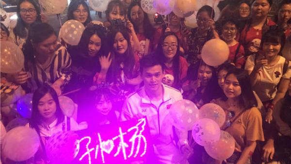 迷妹合唱《告白气球》,孙杨很幸福
