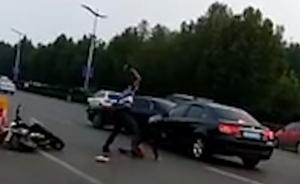 行车纠纷,男子持U型锁猛砸女子头