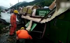 江西九江:大巴撞击护栏侧翻,2死3伤
