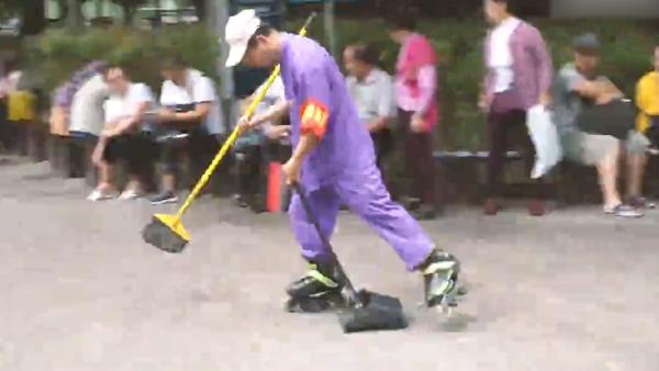 医院清洁工穿溜冰鞋扫垃圾:为了高效