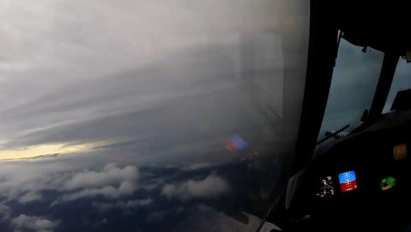 气象飞机飞入飓风，拍下风眼内部画面