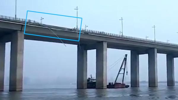 17米长挂车撞断护栏坠长江，司机失踪