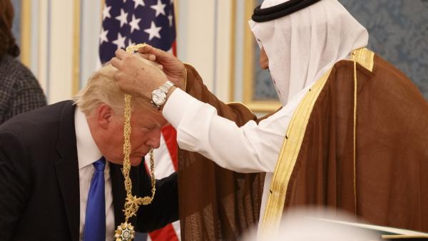 头巾长袍匕首：沙特送特朗普83件礼物