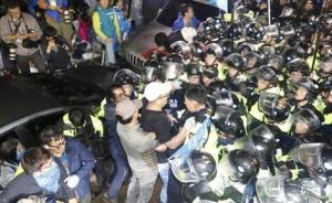 反“萨德”民众与韩国警方爆发冲突，致27人受伤被送往医院
