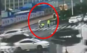 大肚孕妇鞋带散开,雨中执勤交警蹲地系
