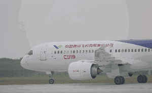 国产大飞机C919首次在上海浦东机场第五跑道开展滑行试验