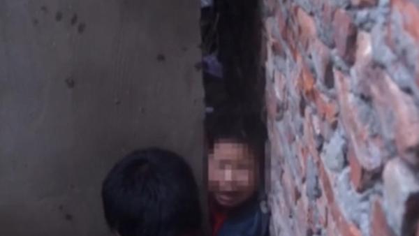 3岁男童被卡墙缝，消防凿墙钻洞救出