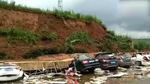 玉溪：降雨致挡墙倒塌，十辆车被压扁