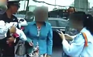 路人抱孩子吵架,执勤交警接过婴儿劝架