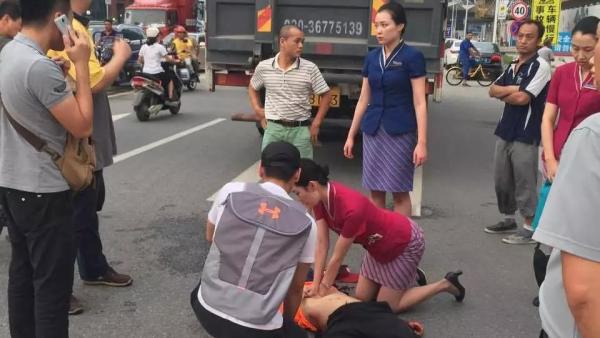 广州：遇车祸伤者，空姐跪地急救半小时