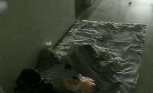 深夜返校怕打擾室友,大學生走廊打地鋪