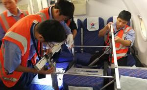 西藏男子因车祸受伤严重需赴重庆治疗，航空公司拆座位装担架