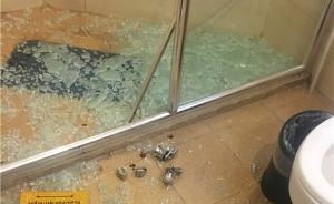 淋浴门碎裂致住客缝20多针，成都一酒店称设施正常只赔一万