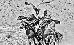 新疆一“猎鹰”巡逻队成网红：柯尔克孜族驯鹰已有几千年历史