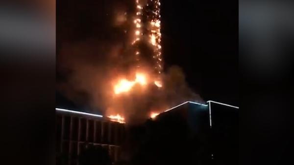 南京：大楼外墙广告牌大火，烧38分钟
