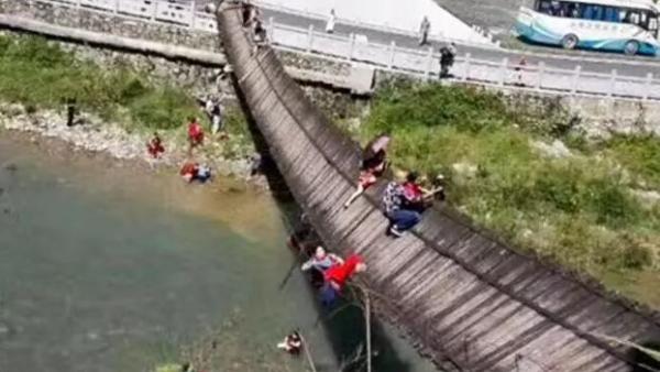 视频曝光：秭归吊桥倾翻，多名游客坠河