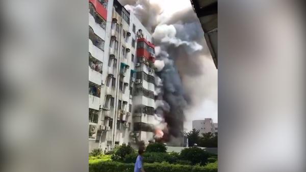 东莞：电子市场内民宅大火，爆燃声剧烈