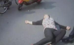 闯红灯大妈拔刀伤警,后倒地“碰瓷”