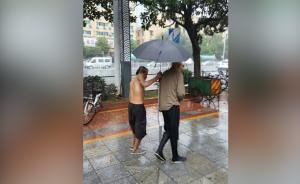 残疾流浪汉雨中为老人撑伞：善心不流浪