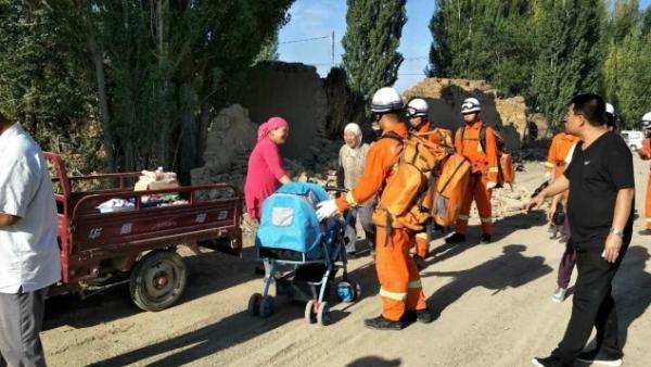 新疆精河县地震：消防官兵正在现场搜救