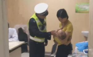 婴儿摔落脑出血送医,交警一路喊话护送