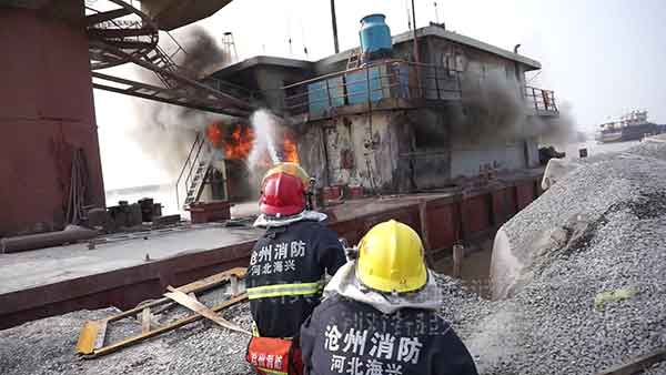 沧州一装载2.5吨柴油吊船起火，险！