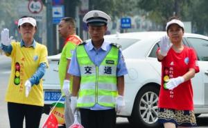 北京通州路口现“等灯舞”，志愿者在红灯亮起时起舞
