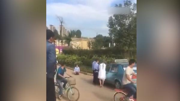 乘客指责绕路要投诉,女司机当街下跪