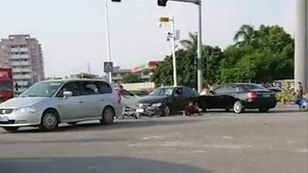 东莞：嫌疑人避盘查，驾车乱窜撞伤路人