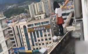 初二女生跳楼轻生,校长借递水一把救下