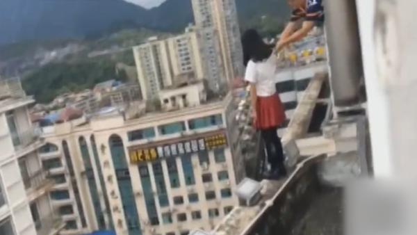 初二女生跳楼轻生,校长借递水一把救下