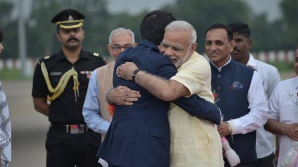 印度总理莫迪的“熊抱”外交