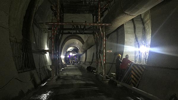西双版纳在建隧道挖仰拱时塌坍9人受困
