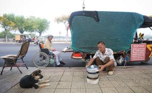 河南农夫携病妻游30城:7年不买一盒烟