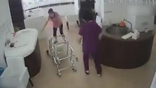 “韩国护理师”推翻婴儿车摔落新生儿