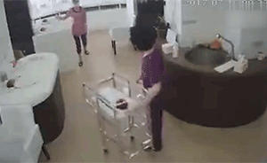 “韩国护理师”推翻婴儿车摔落新生儿