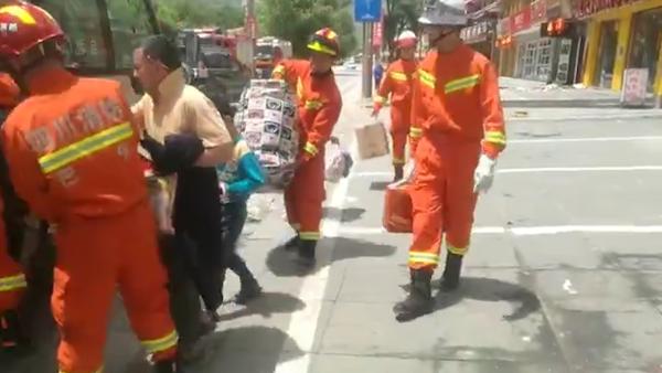 震后丨消防转移永竹村两百余名被困人员