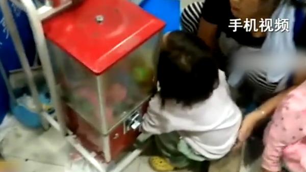 江苏南通：女童超市玩“球球乐”手被卡