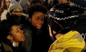美警察枪杀黑人被判无罪引骚乱，游行者袭击警察数十人被捕