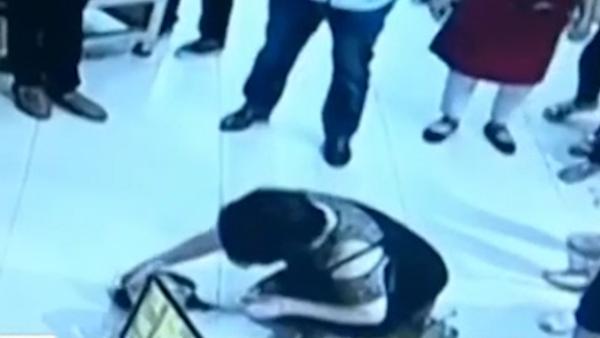 孕妇超市内晕倒，妇产科医生跪地施救