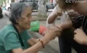 小伙醉卧街头,陌生老奶奶陪身边帮醒酒