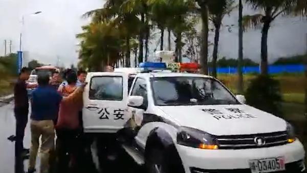 拘留！超车未果，男子逼停警务人员殴打