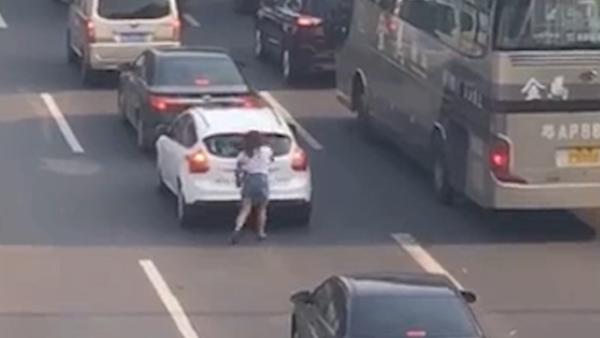 广州：女子车流中持铁棍猛砸多辆车