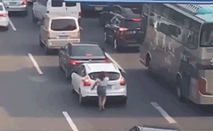 广州:女子车流中持铁棍猛砸多辆车
